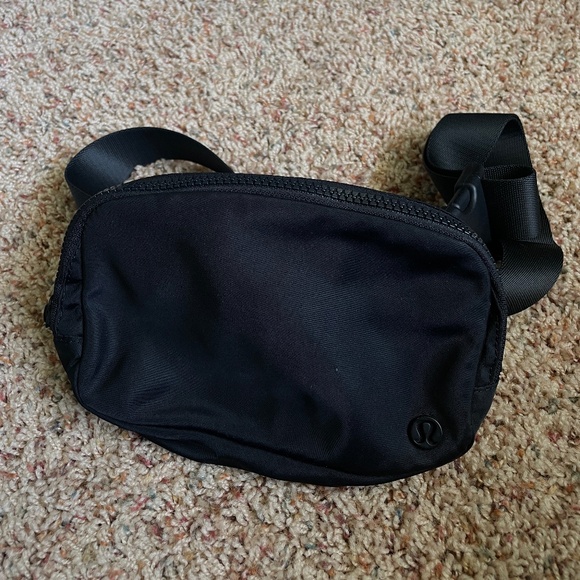 Lululemon Everywhere Belt Bag - Picture 3 of 3